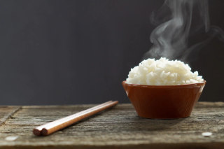 Nasi Hangat atau Nasi Dingin? Pilihan Mana yang Lebih Sehat untuk Pencernaan